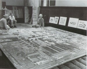 Frank Lloyd Wright and Broadacre City Model (http://www.angelfire.com/crazy3/kamica/images/BROACRE_FRANK.JPG)